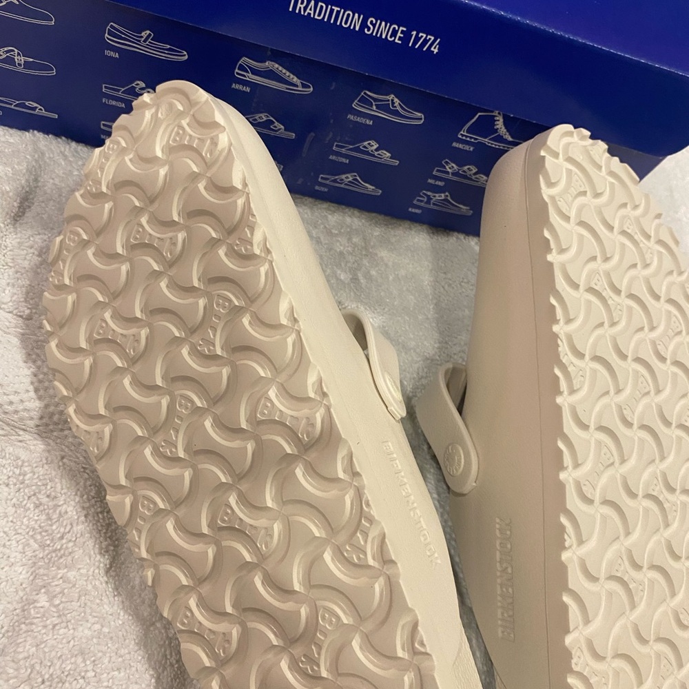 Birkenstock 8.5 Cream Clogs - Picture 5 of 6